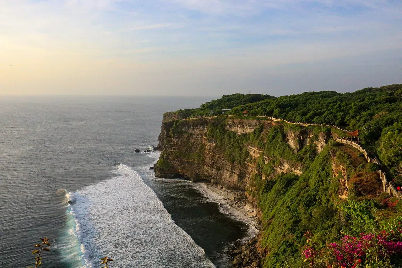 De groene kliffen en tempel bij Uluwatu boven de Indische Oceaan