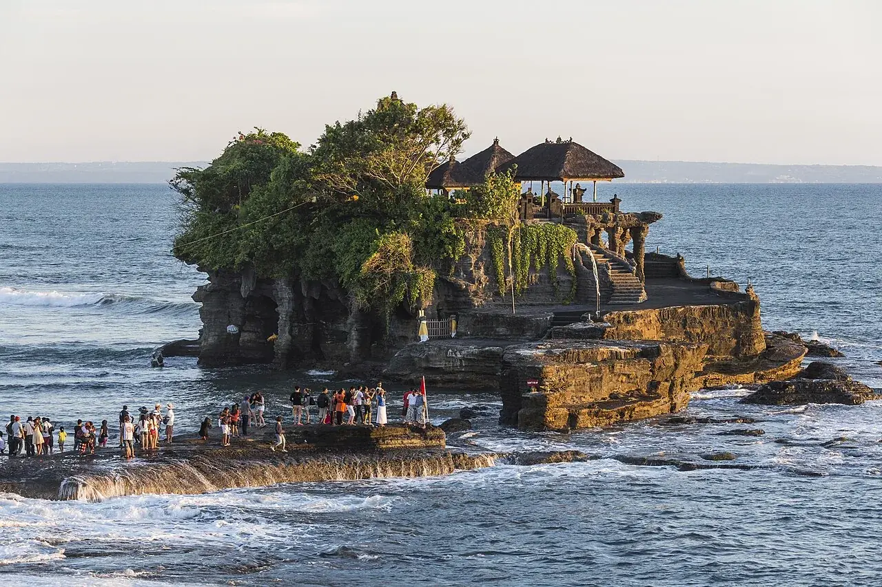 De zeetempel Tanah Lot op een rots voor de kust van Bali