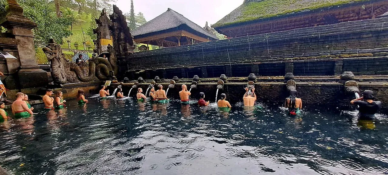 Bezoekers bij de waterbronnen en het bad van Tirta Empul