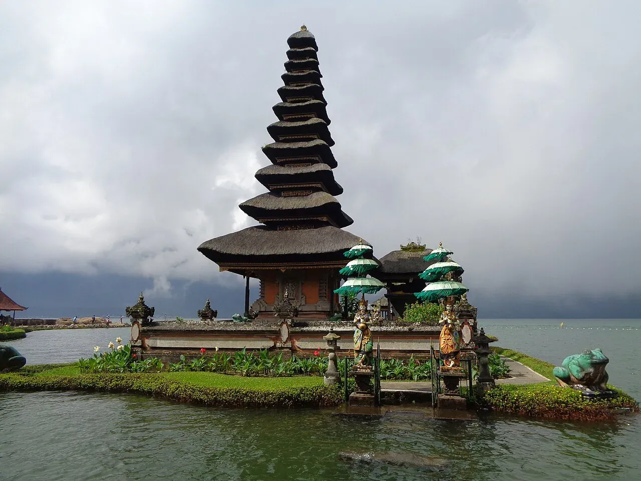 De meerlaagse tempeltoren van Ulun Danu Beratan aan het meer
