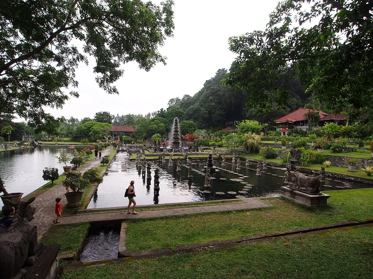 Waterbassins, stapstenen en beelden in Tirta Gangga
