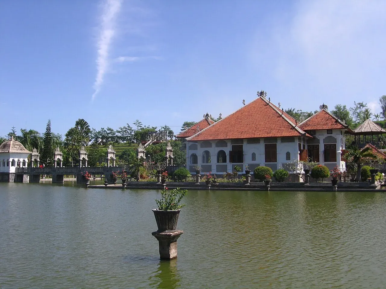 Een paviljoen en brug boven de vijver van Taman Ujung