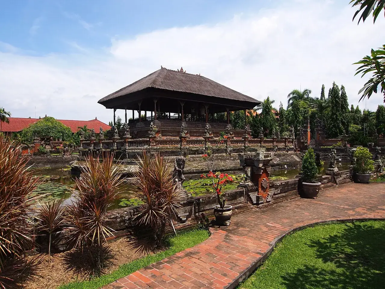 Het verhoogde paviljoen Kerta Gosa in Klungkung