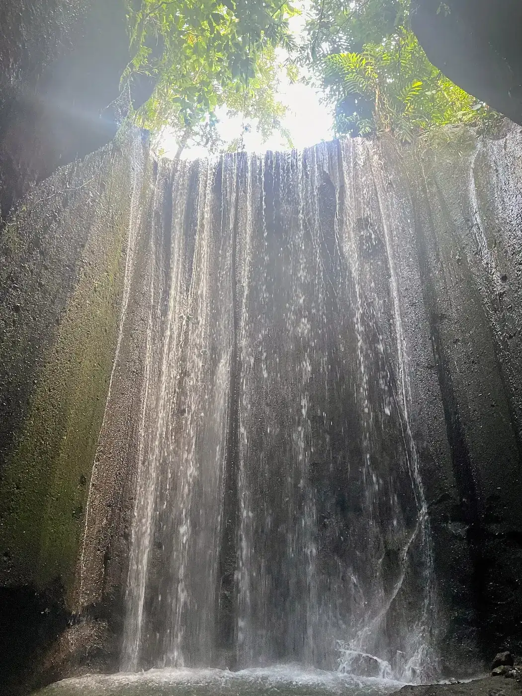Licht boven de Tukad Cepungwaterval tussen rotswanden