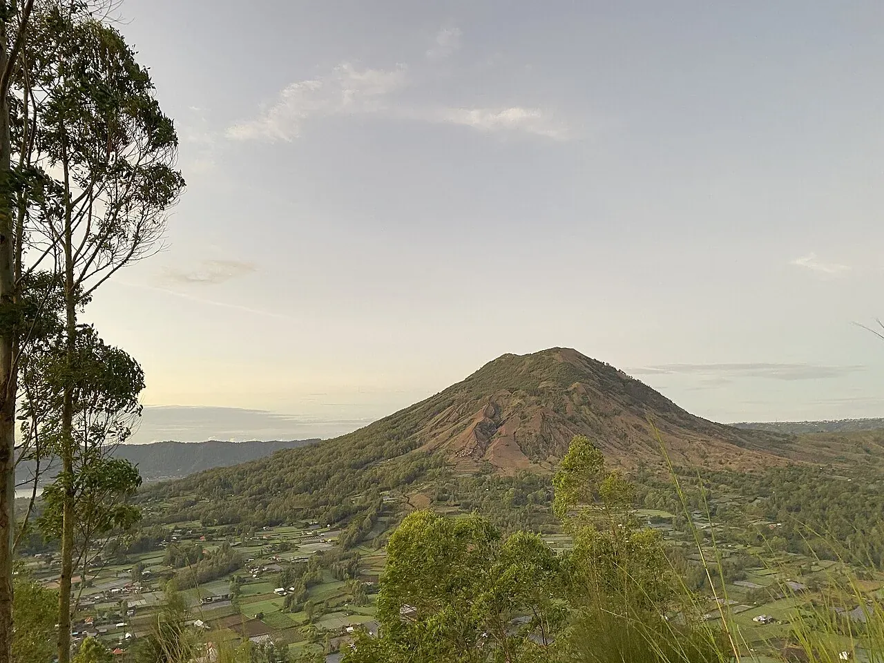 Uitzicht op Mount Batur en het groene landschap van Kintamani