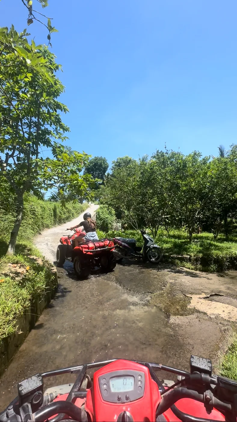 ATV's op een smal pad tussen tropisch groen op Bali — ATV-rijden op Bali · sfeerbeeld
