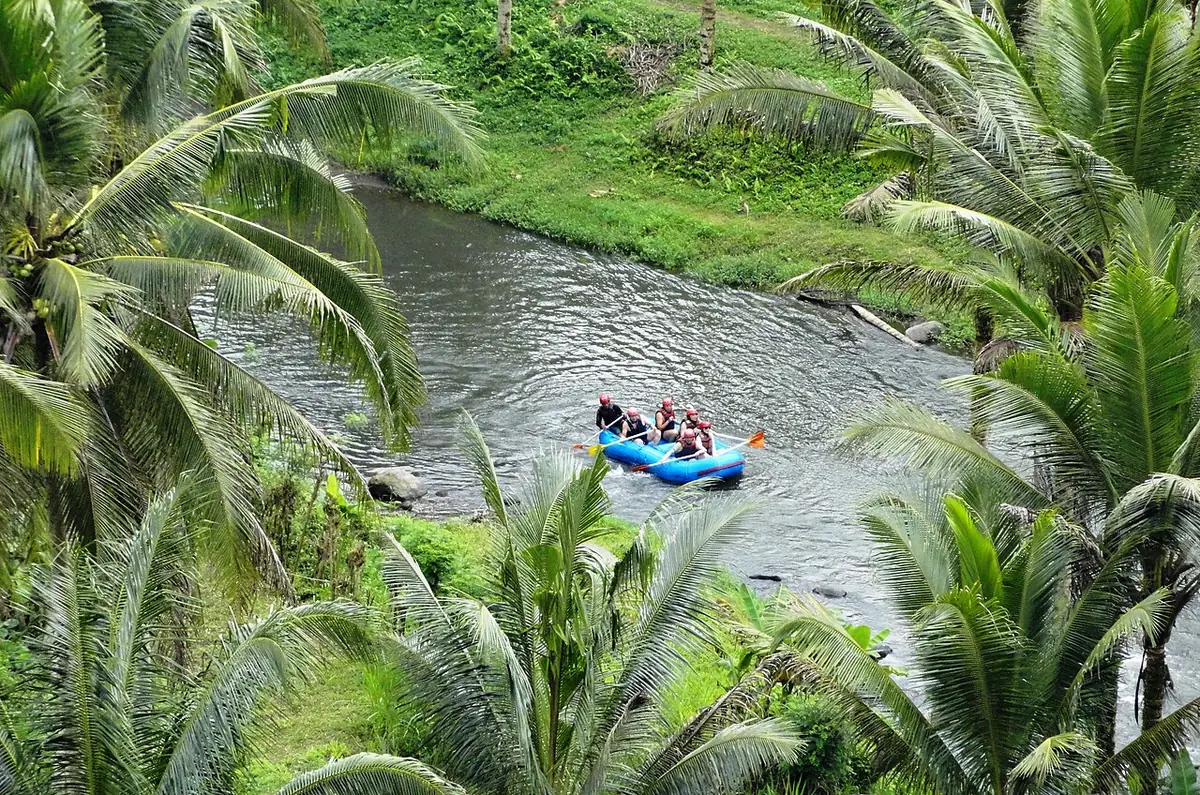 Rafting op de Ayung in de groene vallei bij Ubud — Rafting op de Ayung · sfeerbeeld