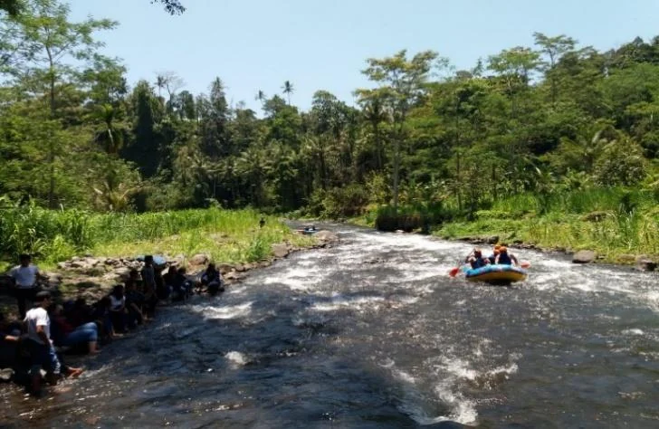 Een raft op de Telaga Waja tussen groene oevers in Karangasem — Rafting op de Telaga Waja · onderzoeksfoto uit 2025
