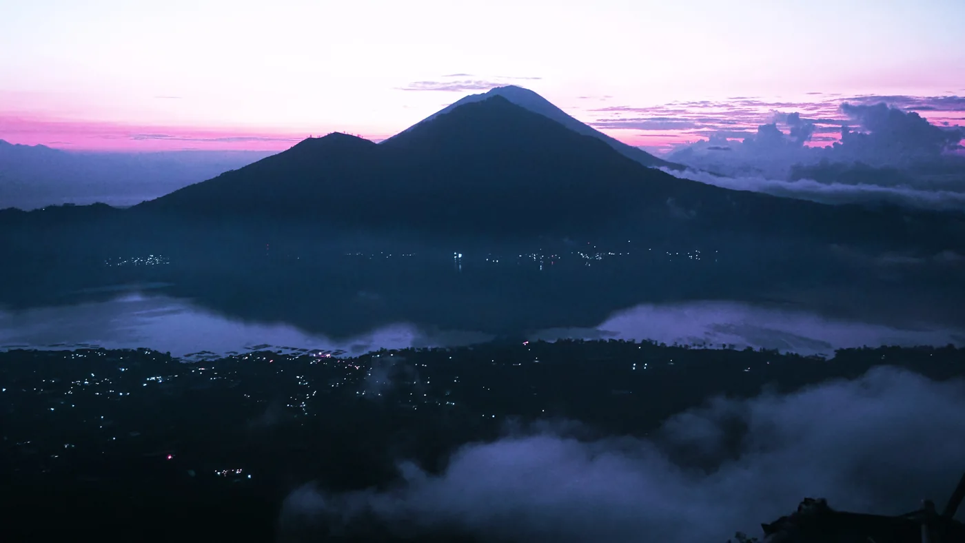 Uitzicht vanaf Mount Batur over het meer en de bergen voor zonsopkomst — Uitzicht vanaf Mount Batur · zicht verschilt per dag