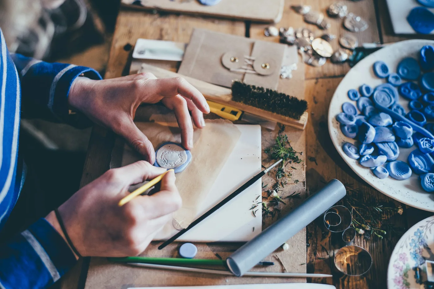 Handen die zilveren sieraden maken aan een werkbank — Zilveren sieraden maken · sfeerbeeld