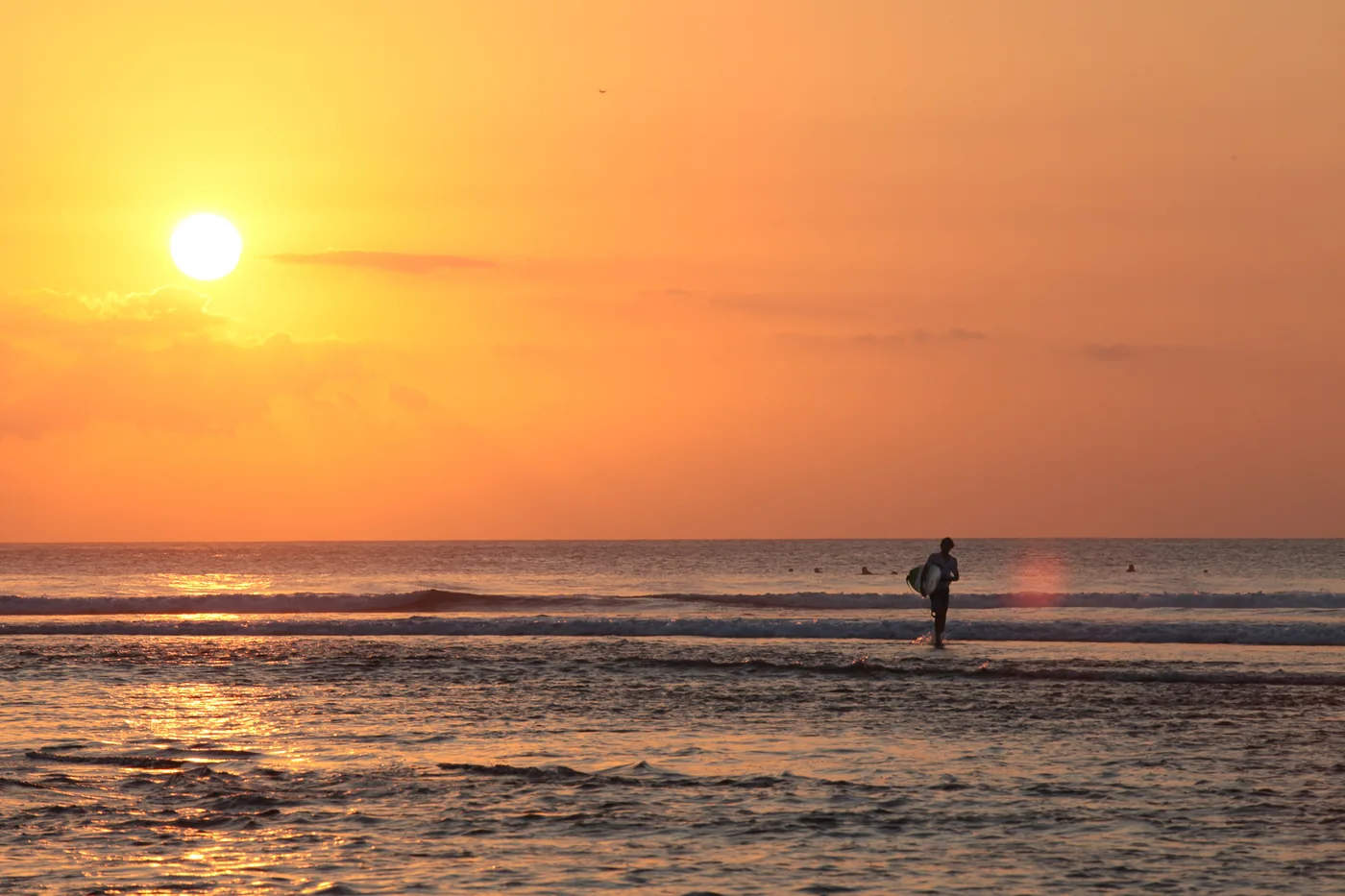 Een surfer in silhouet bij zonsondergang op Balangan Beach — Surfen bij Balangan · sfeerbeeld, geen leslocatie