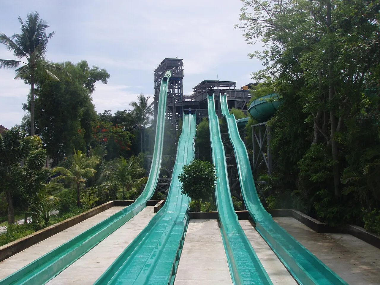Glijbanen van Waterbom Bali op een archieffoto uit 2006 — Waterbom Bali · archieffoto, december 2006