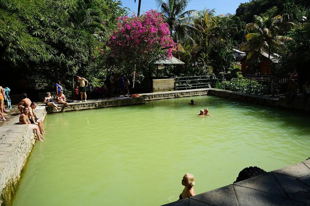De warmwaterbaden van Banjar tussen tropisch groen — De warmwaterbaden van Banjar